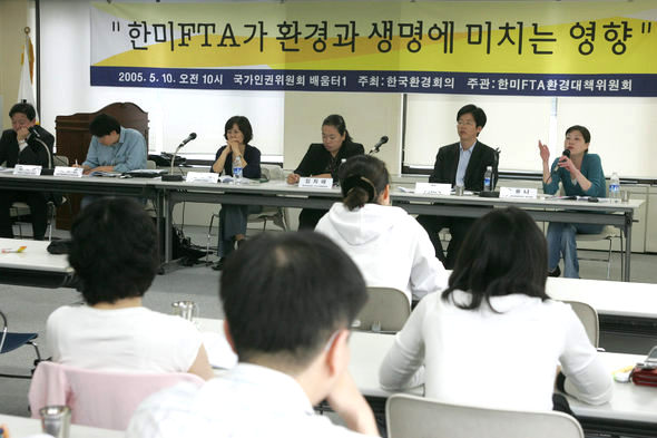 ‘한-미 자유무역협정이 환경과 생명에 미치는 영향’을 주제로 한 토론회가 한국환경회의 주최로 10일 오전 서울 중구 국가인권위원회 10층 배움터에서 열려 참석자들이 열띤 토론을 벌이고 있다. 
박종식 기자 <A href="mailto:anaki@hani.co.kr">anaki@hani.co.kr</A>