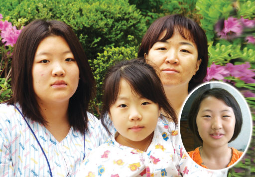 ‘베체트병’을 앓고 있는 손미란(가운데)씨와 세딸. 큰딸 소록이(왼쪽), 막내딸 세록이(아래쪽)는 병원에서 치료를 받고 있다. 아래 둥근 그림 안 얼굴이 둘째 지록이다. 경남 생명나눔재단 제공