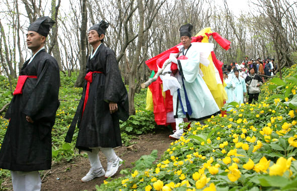 <B>세계문화유산 강릉 단오제</B> 지난해 유네스코 지정 세계무형문화유산으로 등록된 이후 처음 실시되는 강릉단오제(중요무형문화재 제13호) 행사의 하나로 강릉단오제 주신인 국사성황을 모시는 행차일행이 대관령 옛길로 내려와 대관령국사여성황사로 향하고 있다. 강릉단오제는 29일부터 닷새간 강릉단오장에서 열린다. 강릉/연합뉴스