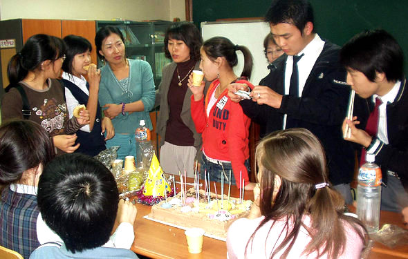 몽골 등지에서 온 이주노동자 자녀들이 방과후 프로그램인 ‘지구촌학교’에서 생일잔치를 열어 즐거운 시간을 보내고 있다. 지구촌학교 제공