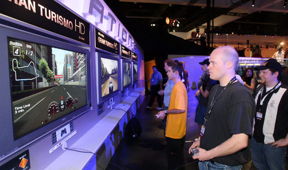 11일(현지시간) 미국 로스앤젤레스 컨벤션센터에서 열린 세계 최대 게임쇼 E3(Electronic Entertainment Expo)에서 관람객들이 소니의 플레이스테이션 전시장에 설치된 ‘그란투리스모HD’를 시연해보고 있다. 로스앤젤레스/연합뉴스