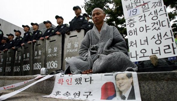 항의하는 황우석박사 지지자들 12일 오전 서초동 서울중앙지검 앞에서 황우석박사를 지지하는 한 스님이 줄기세포 논문조작사건과 관련 검찰의 최종수사결과발표에 대해 항의하는 단식농성을 하고있다. (서울=연합뉴스)