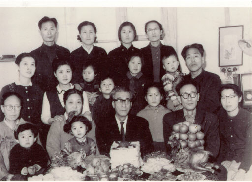월북한 소설가 박태원(1909~1986·앞줄 가운데)이 1969년 음력 12월 7일 환갑을 맞아 가족·친지들과 함께 찍은 사진. 남쪽에 살고 있는 박태원의 차남 재영씨가 박태원의 친필 편지 등 다른 자료들과 함께 입수해 최근 공개했다.