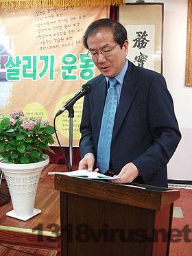 “제가 본 한국교육은 광란의 교육이었습니다.” 선언문을 낭독한 홍세화 학벌없는 사회대표 ⓒ인터넷뉴스 바이러스