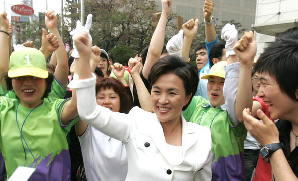 강금실 열린우리당 서울시장 후보가 18일 서울 동대문구 두산타워 앞 광장에서 지지자들과 함께 월드컵 응원가에 맞춰 율동을 하고 있다. 이종찬기자 <A href="mailto:rhee@hani.co.kr">rhee@hani.co.kr</A>