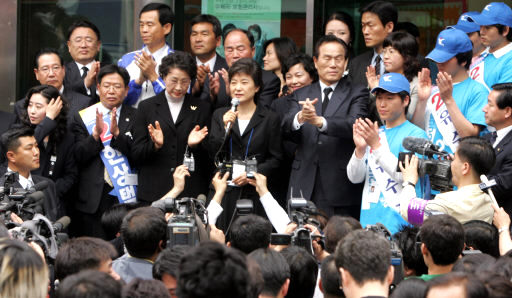 박근혜 한나라당 대표가 18일 낮 광주시 충장로 거리에서 지방선거 첫 거리유세를 벌이며 한나라당 후보의 지지를 호소하고 있다. 광주 /김종수 기자 <A href="mailto:jongsoo@hani.co.kr">jongsoo@hani.co.kr</A>