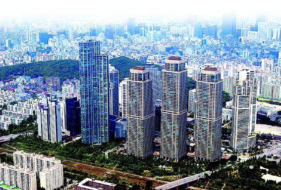 부동산 거품 붕괴 논쟁이 가열되면서 지난 수십년 동안 이어져 온 ‘강남 불패 신화’가 드디어 무너질 것인지 여부가 관심의 초점이 되고 있다. 사진은 서울 강남 대치동 타워팰리스 전경. 탁기형 기자 khtak@hani.co.kr