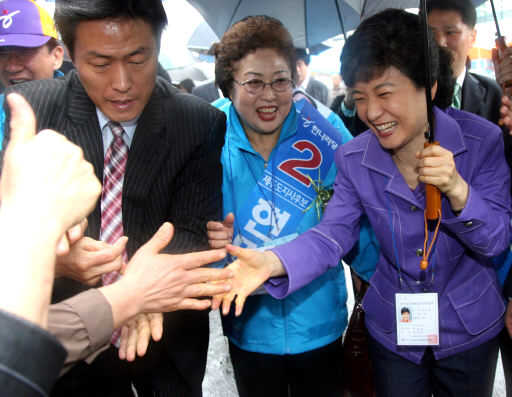 박근혜 한나라당 대표가 19일 제주 서귀포시에서 거리유세를 마친 뒤 지지자들과 인사를 나누고 있다. 서귀포/국회사진기자단