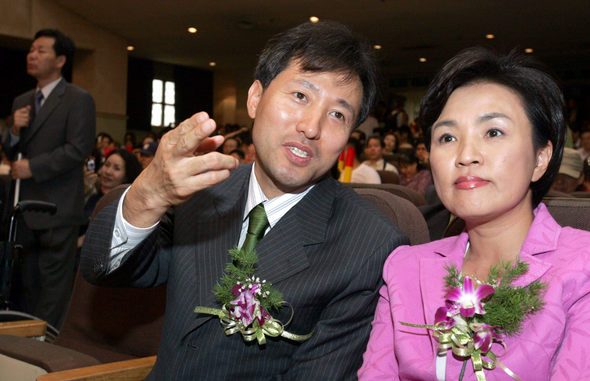 강금실 열린우리당(오른쪽), 오세훈 한나라당 서울시장후보가 19일 잠실 향군회관에서 열린 시각장애인협회 창립기념 행사에 참석해 박주선 민주당 후보가 축사를 하는 동안 이야기를 나누고 있다. 이종찬 기자 rhee@hani.co.kr