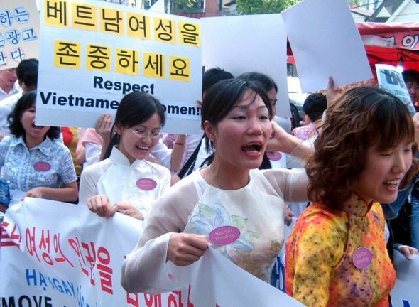 시위하는 베트남 유학생들 최근 베트남 여성과 한국 남성의 국제결혼이 활발해지고 있는 가운데 국내 거주중인 베트남 유학생들이 20일 오후 대학로에서 베트남 전통의상을 차려입고 여성을 상품화하고 인종차별적인 내용을 남발하는 일부 국제결혼중개업체들을 비난하는 시위를 벌이고 있다. (서울=연합뉴스) 시위하는 베트남 유학생들 최근 베트남 여성과 한국 남성의 국제결혼이 활발해지고 있는 가운데 국내 거주중인 베트남 유학생들이 20일 오후 대학로에서 베트남 전통의상을 차려입고 여성을 상품화하고 인종차별적인 내용을 남발하는 일부 국제결혼중개업체들을 비난하는 시위를 벌이고 있다. (서울=연합뉴스)