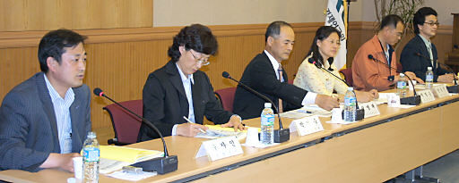 지난 18일 서울 회기동 한국농촌경제연구원에서 열린 농촌사회학회 특별 심포지엄. 참석자들이 토론하고 있다.