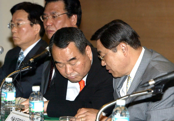 정몽구 현대·기아차 회장의 선처를 호소하기 위해 17개 지역상공회의소 대표들이 24일 오전 서울 남대문 대한상공회의소에서 개최한 기자회견에서 김상열 대한상공회의소 상근 부회장과 이두철 울산상공회의소 회장(오른쪽부터)이 답변에 대한 상의를 하고 있다. 이정용 기자 <A href="mailto:lee312@hani.co.kr">lee312@hani.co.kr</A>