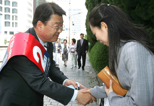 박성효 한나라당 대전시장 후보가 24일 오후 대전 충남도청 앞 거리에서 유권자들에게 지지를 부탁하고 있다.
 대전/이종찬 기자 <A href="mailto:rhee@hani.co.kr">rhee@hani.co.kr</A>