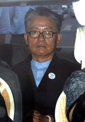 지난 2003년 8월 ‘현대 비자금 사건’과 관련해 구속수감 중인 박지원 전 청와대 비서실장이 검찰 수사를 받기 위해 승용차를 타고 서울 서초동 대검청사에 들어서고 있다. 강창광 기자 <A href="mailto:chang@hani.co.kr">chang@hani.co.kr</A>