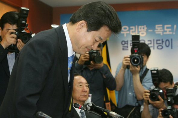 Uri chairman Chung Dong-young is in deep trouble as his party is expected to suffer humiliating defeat in the upcoming local elections. Yonhap News