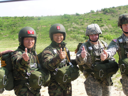 김윤석 중장(사진 맨왼쪽)이 고공낙하에 성공한 뒤 동료들과 기쁨을 나누고 있다.