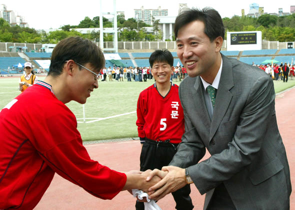 오세훈 한나라당 서울시장 후보가 28일 낮 서울 효창운동장에서 열린 방송통신대 체육대회 행사에 참석해 참석자들과 악수하고 있다. 강창광 기자 <A href="mailto:chang@hani.co.kr">chang@hani.co.kr</A>