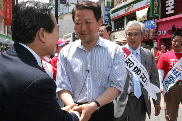 박주선 민주당 서울시장 후보가 28일 서울 동숭동 대학로에서 시민들과 악수하고 있다. 김종수 기자 <A href="mailto:jongsoo@hani.co.kr">jongsoo@hani.co.kr</A>