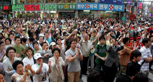 5·31 지방선거를 이틀 앞둔 29일 저녁 서울 신촌에서 열린 한 서울시장 후보의 거리유세에서 유권자들이 후보에게 손을 흔들며 지지를 표시하고 있다. 김종수 기자 <A href="mailto:jongsoo@hani.co.kr">jongsoo@hani.co.kr</A>