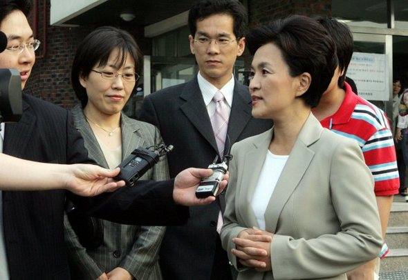 지방선거일인 31일 오전 열린우리당 강금실 서울시장후보가 서울 강남구 봉은중학교 투표소에서 투표를 한 후 기자들의 질문에 답하고 있다. (서울=연합뉴스)