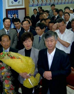 대통령 고향서 승리한 김종간 김해시장 당선자 노무현 대통령의 고향인 경남 김해에서 한나라당 김해시장 후보로 출마해 당선된 김종간 당선자(오른쪽)가 당선소감을 밝히고 있다./지방부 기사참조/정치/ 2006.5.31 (김해=연합뉴스)