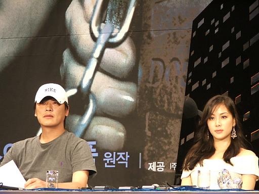 인터뷰 중인 안병기 감독과 고소영. 인터뷰 중인 안병기 감독과 고소영.