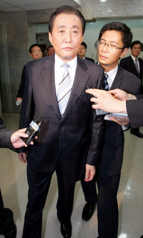 고건 전 총리가 2일 오후 서울 종로5가 여전도회관 개인 사무실에서 여러 언론과 인터뷰를 한 뒤 사무실을 떠나고 있다. 김태형 기자 <A href="mailto:xogud555@hani.co.kr">xogud555@hani.co.kr</A>