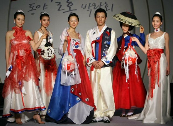 2일 서울 양재동 aT센터에서 열린 ‘동양결혼박람회, 월드컵 웨딩 패션쇼’에서 모델들이 월드컵을 주제로 디자인된 웨딩드레스를 선보이고 있다. (서울=연합뉴스)