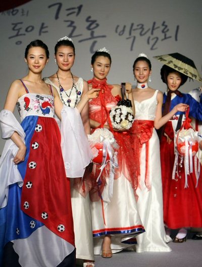 월드컵 웨딩 패션쇼 2일 서울 양재동 aT센터에서 열린 ‘동양결혼박람회, 월드컵 웨딩 패션쇼’에서 모델들이 월드컵을 주제로 디자인된 웨딩드레스를 선보이고 있다./최재구/경제/2006.6.2 (서울=연합뉴스)