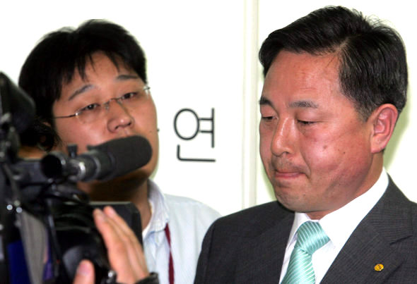 김두관(오른쪽) 열린우리당 최고위원이 4일 서울 영등포동 당사 기자회견을 열어 5·31 지방선거 직전 ‘민주개혁세력 대연합론’을 주장한 정동영 당시 의장의 퇴진을 요구한 것에 대해 사과한 뒤, 기자들의 질문을 받고 굳은 표정을 짓고 있다. 이종찬 기자 <A href="mailto:rhee@hani.co.kr">rhee@hani.co.kr</A>
