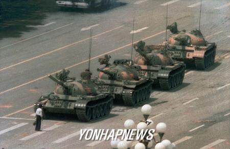 1989년 천안문 시위를 진압하기 위해 출동한 탱크와 이에 맞선 시위자.