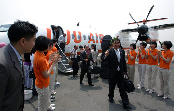 <b>제주항공 제주-김포 첫 취항</b> 제3의 정기항공사인 제주항공이 5일 오전 제주-김포 첫 취항을 기념해 스튜어디스들이 항공기에서 내리는 탑승객들에게 장미꽃을 나눠주고 있다. 이종근 기자 root2@hani.co.kr