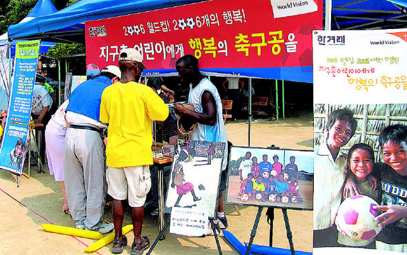 4일 서울 광장초등학교에서 열린 ‘2006 외국인 근로자 한마당 큰잔치’에 참가한 외국인 노동자들이 고국의 어린이들에게 축구공을 보내기 위해 성금을 내고 있다.