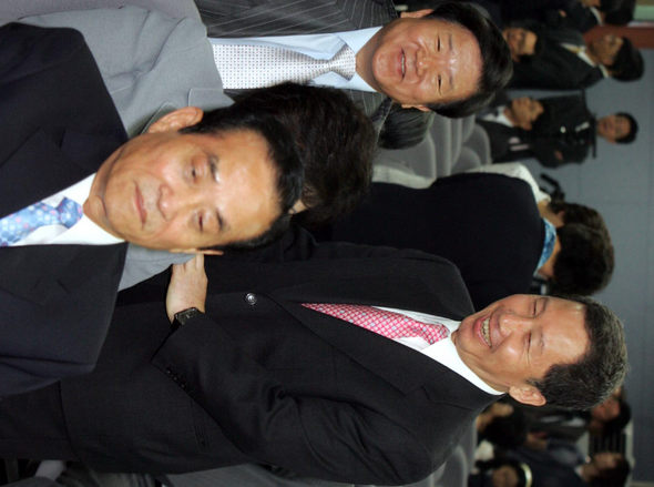 열린우리당의 비상대책위원장으로 유력한 김근태 전 최고위원(오른쪽)이 7일 서울 영등포6가 중앙당사에서 열린 의원총회에 참석해 의원들과 인사를 하고 있다. 이날 비대위 인선위원장으로 추대된 이용희 의원(맨앞)이 심각한 표정으로 앉아 있다. 김종수 기자 <A href="mailto:jongsoo@hani.co.kr">jongsoo@hani.co.kr</A>