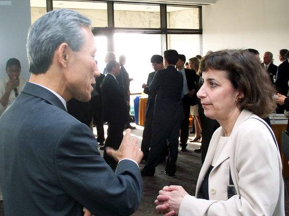 Kim Jong-hoon, left, top Korean negotiator, chats with his American counterpart Wendy Cutler at a receptipn in Washington on June 6.  Washington/Yonhap