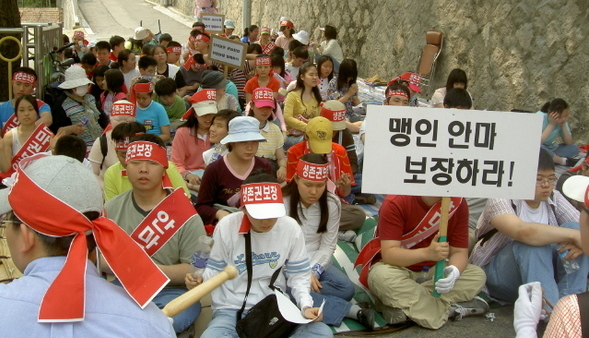 7일 ‘국립 서울맹학교’ 학생들이 헌재 결정에 항의하는 수업거부 농성을 하고 있다.  이정국 기자 jglee@hani.co.krdksd