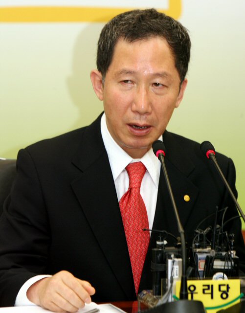 기자회견하는 김근태신임의장 11일 오전 김근태 열린우리당 신임의장이 영등포동 당사에서 취임기자회견을 열고 소모적인 정치를 끝내겠다고 밝히고 있다. (서울=연합)