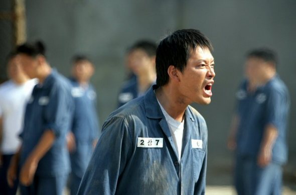 ‘거룩한 계보’의 촬영현장공개행사에서 주연배우 정재영이 교도소 탈출 장면을 연기하고 있다. (서울=연합뉴스) ‘거룩한 계보’의 촬영현장공개행사에서 주연배우 정재영이 교도소 탈출 장면을 연기하고 있다. (서울=연합뉴스)