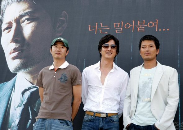 영화 ‘거룩한 계보’ 현장공개 11일 전라북도 익산시의 교도소촬영세트장에서 열린 영화 ‘거룩한 계보’의 촬영현장공개행사에서 장진감독(맨 왼쪽)과 주연배우 정준호(가운데), 정재영이 포즈를 취하고 있다. (서울=연합뉴스) 영화 ‘거룩한 계보’ 현장공개 11일 전라북도 익산시의 교도소촬영세트장에서 열린 영화 ‘거룩한 계보’의 촬영현장공개행사에서 장진감독(맨 왼쪽)과 주연배우 정준호(가운데), 정재영이 포즈를 취하고 있다. (서울=연합뉴스)
