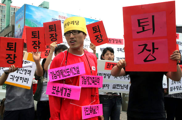 토지정의시민연대 등 4개 시민단체 회원들이 13일 서울 영등포6가 열린우리당사 앞에서 집회를 열고, 부동산 정책의 후퇴 조짐을 보이고 있는 열린우리당을 비판하는 퍼포먼스를 하고 있다. 김종수 기자 <A href="mailto:jongsoo@hani.co.kr">jongsoo@hani.co.kr</A>