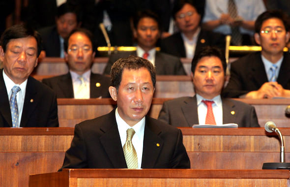 김근태 열린우리당 의장이 13일 국회에서 열린 의원총회에서 김한길 원내대표의 보고를 듣고 있다. 김종수 기자 <A href="mailto:jongsoo@hani.co.kr">jongsoo@hani.co.kr</A>