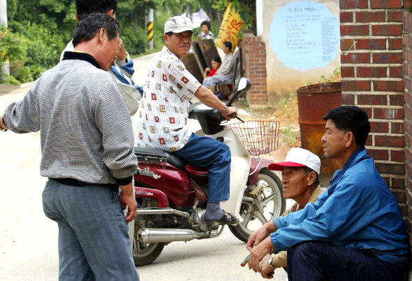 미군기지 확장·이전에 맞서 투쟁해온 경기 평택시 대추리 주민들은 13일 “한국팀이 월드컵에서 좋은 성적으로 거두고 국민들의 기분도 좋아져, 대추리 문제도 잘 풀리길 기대한다”고 말했다. 대추리 주민들이 지난 11일 평택시 대추리 농협창고 앞에서 얘기를 나누고 있다. 평택/강창광 기자 <A href="mailto:chang@hani.co.kr">chang@hani.co.kr</A>