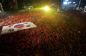 2006 독일월드컵 한국과 토고의 경기가 열린 13일 밤 서울 시청앞 광장에 모여든 붉은악마 응원단과 시민들이 대형 태극기를 펼쳐놓고 한국 팀을 응원하고 있다. 김태형 기자 xogud555@hani.co.k