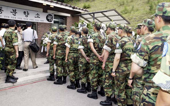 지난해 전방 군부대 총기 난사 사건 사망자들의 분향소에서 동료병사들이 분향을 하기 위해 기다리고 있는 모습. 〈한겨레〉자료사진