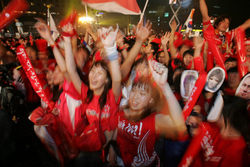 한국의 토고전 2-1 승리가 확정되는 순간, 서울광장에서 응원을 펼치던 붉은악마 응원단들이 환호하고 있다. 장철규 기자 <A href=”mailto:chang21@hani.co.kr”>chang21@hani.co.kr</A>