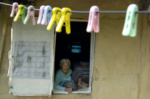 윤재옥은 17살에 강원도 양양의 어성전에서 대관령 아래로 시집와서 90살이 넘었다. 가족은 뿔뿔이 흩어져 70살이 가까운 아들과 함께 살고 있다.