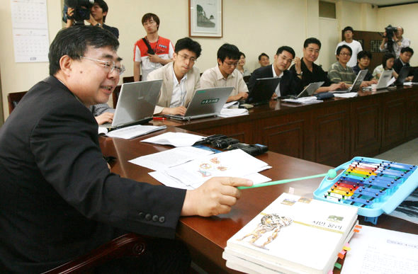 이종섭 서울대 입학관리본부장이 15일 서울대에서 열린 2008학년도 논술고사 예시문항 발표 도중 실로폰을 치면서 문항에 대해 설명하고 있다. 연합뉴스