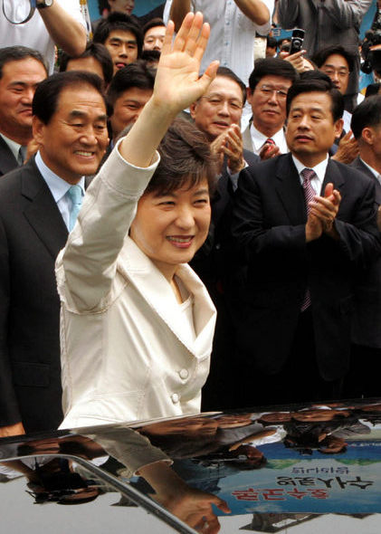 2년3개월 동안 한나라당 대표직을 수행한 박근혜 대표가 16일 서울 염창동 당사에서 이임식을 마친 뒤 당사를 떠나며 손을 흔들고 있다. 김종수 기자 <A href="mailto:jongsoo@hani.co.kr">jongsoo@hani.co.kr</A>