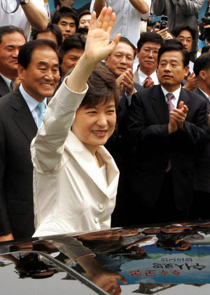 2년3개월 동안 한나라당 대표직을 수행한 박근혜 대표가 16일 서울 염창동 당사에서 이임식을 마친 뒤 당사를 떠나며 손을 흔들고 있다. 김종수 기자 <A href=”mailto:jongsoo@hani.co.kr”>jongsoo@hani.co.kr</A>