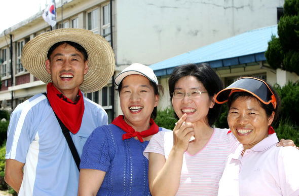 ‘삼우’ 학부모들은 학교 행사 때 봉사하는 전통을 만들었다. 지난 3일 단오맞이 행사 때 500명의 손님을 치를 수 있었던 힘은 그런 학부모들로부터 나왔다. 강성욱, 이미라, 오현주, 이은영(왼쪽부터)씨 등 학부모들.